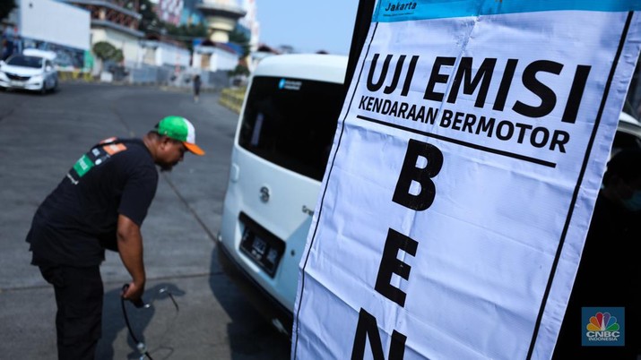 petugas-melakukan-uji-coba-pelaksanaan-tilang-uji-emisi-kendaraan-di-kawasan-terminal-blok-m-jakarta-jumat-2582023-5_169